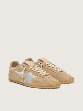Zapatillas Marathon Speed para mujer con parte superior de ante color tabaco y estrella plateada