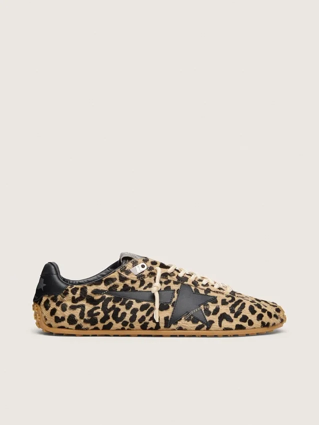 Zapatillas Marathon Speed para mujer en piel de potro con estampado de leopardo en tonos beige y negro, con estrella de cuero negro
