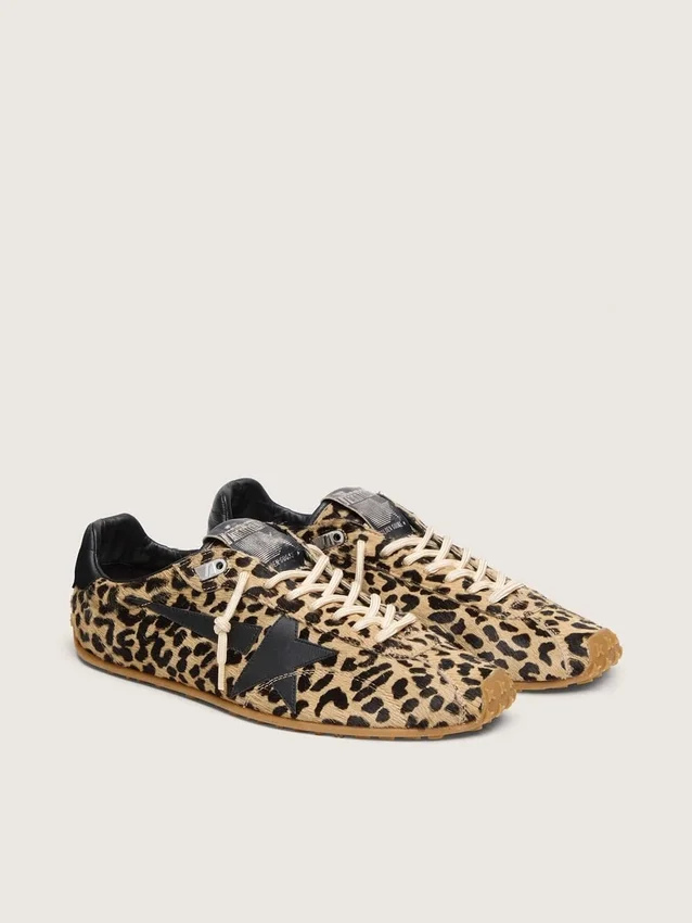 Zapatillas Marathon Speed para mujer en piel de potro con estampado de leopardo en tonos beige y negro, con estrella de cuero negro