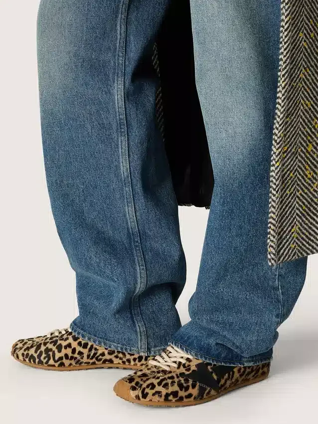 Zapatillas Marathon Speed para mujer en piel de potro con estampado de leopardo en tonos beige y negro, con estrella de cuero negro