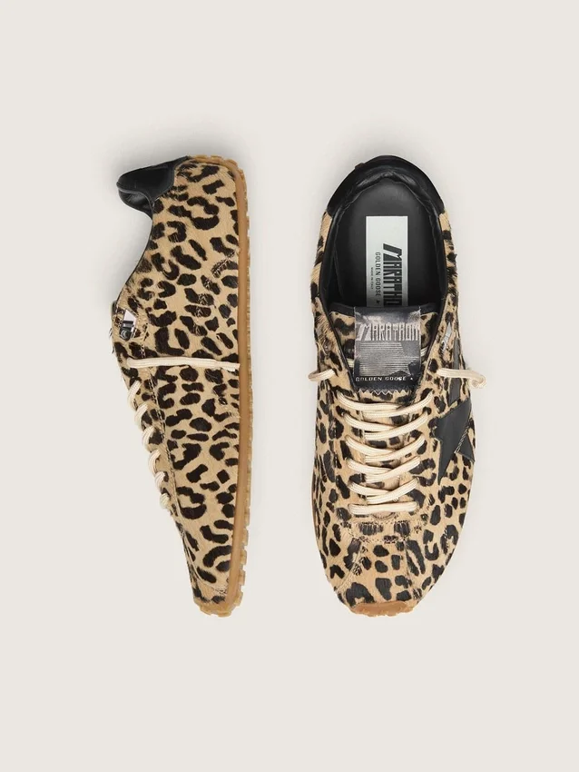 Zapatillas Marathon Speed para mujer en piel de potro con estampado de leopardo en tonos beige y negro, con estrella de cuero negro
