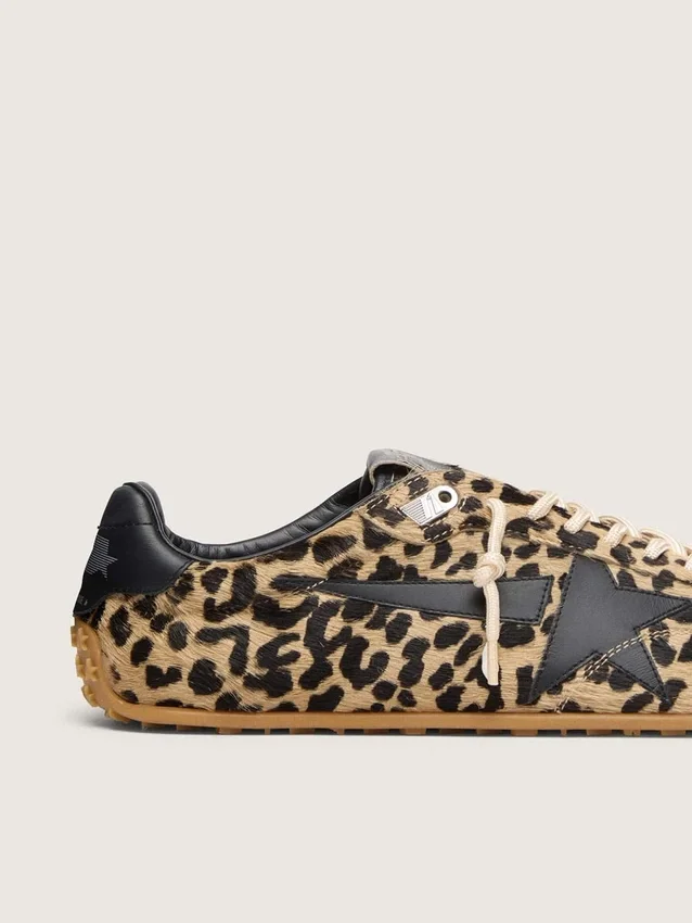 Zapatillas Marathon Speed para mujer en piel de potro con estampado de leopardo en tonos beige y negro, con estrella de cuero negro
