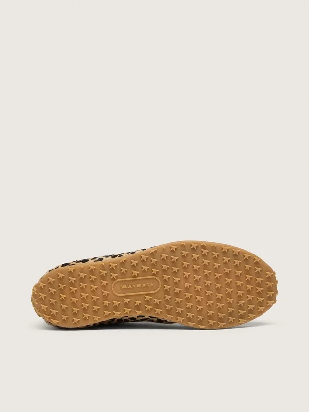 Zapatillas Marathon Speed para mujer en piel de potro con estampado de leopardo en tonos beige y negro, con estrella de cuero negro