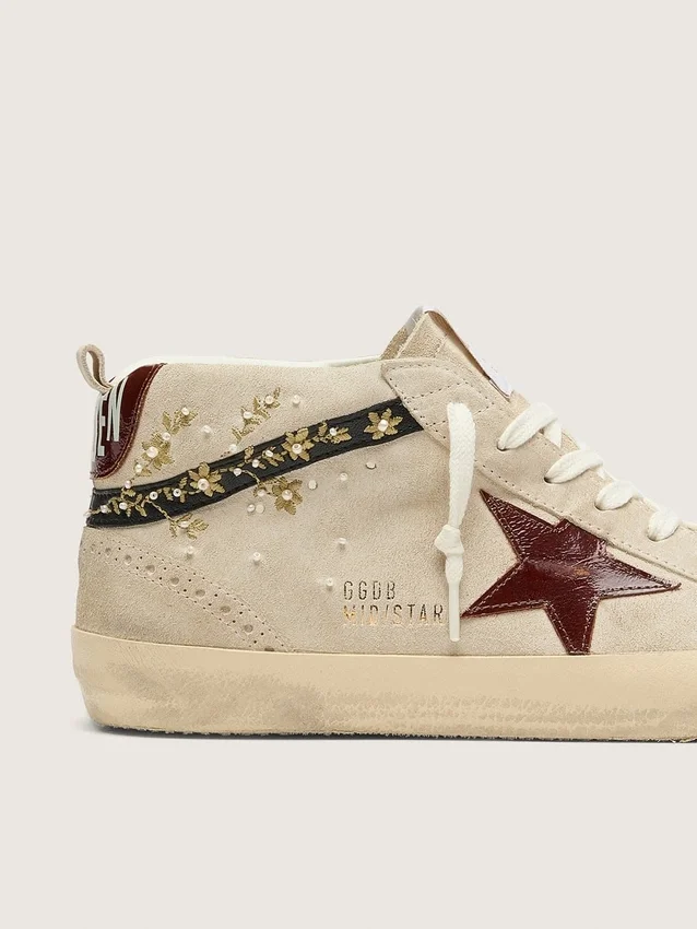 Zapatillas Mid Star para mujer en ante color perla con estrella de piel burdeos e inserciones de perlas y bordados