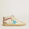 Zapatillas Mid Star para mujer en piel con estrella azul claro y detalle de ante fucsia con tachuelas platino