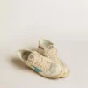 Zapatillas Mid Star para mujer en piel con estrella azul claro y detalle de ante fucsia con tachuelas platino