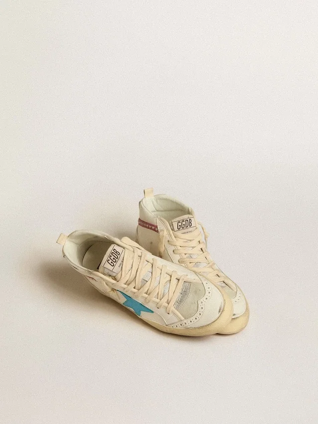 Zapatillas Mid Star para mujer en piel con estrella azul claro y detalle de ante fucsia con tachuelas platino