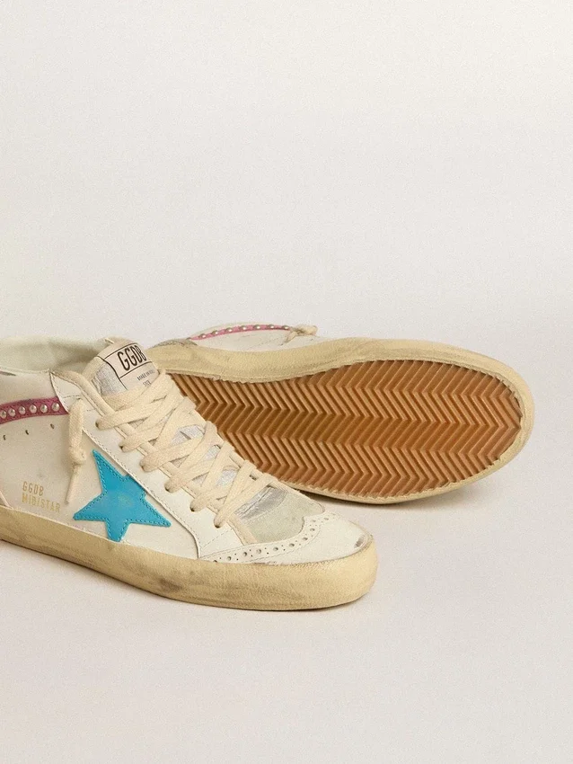 Zapatillas Mid Star para mujer en piel con estrella azul claro y detalle de ante fucsia con tachuelas platino
