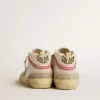 Zapatillas Mid Star para mujer en piel con estrella azul claro y detalle de ante fucsia con tachuelas platino