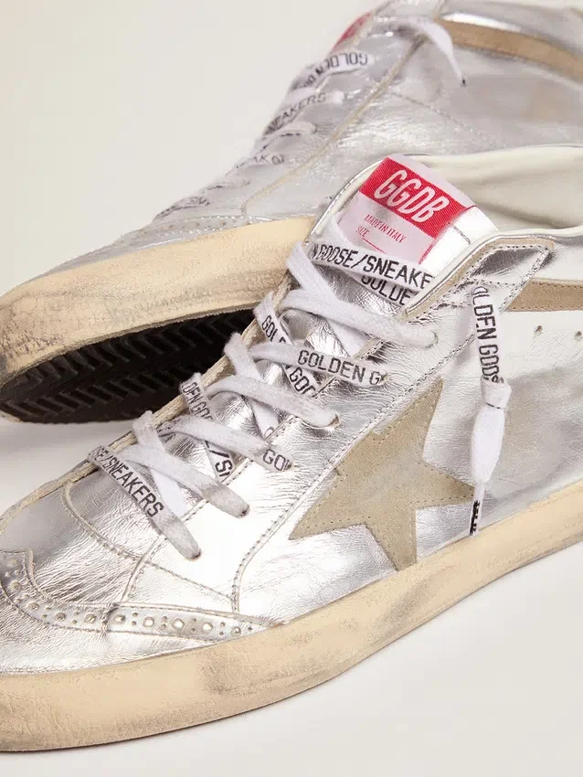 Zapatillas Mid Star para mujer en piel laminada plateada con estrella en gris paloma