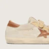 Zapatillas Old School para mujer en ante color perla con estrella de cuero rojo ladrillo y tira de rafia