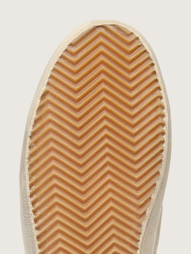 Zapatillas Old School para mujer en ante color perla con estrella de cuero rojo ladrillo y tira de rafia