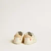 Zapatillas para bebé de piel napa con motivo de rosas rosas y estrella de ante blanco