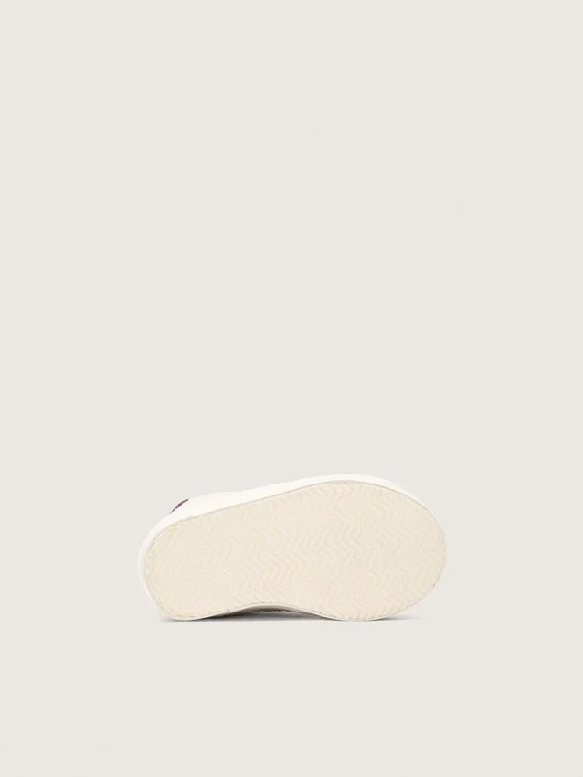 Zapatillas para bebé de terciopelo con estrella de ante blanco y lengüeta trasera de cuero burdeos