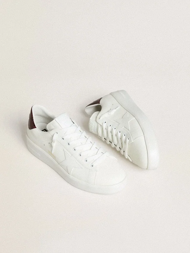 Zapatillas Purestar para hombre con estrella de piel blanca y lengüeta del talón de piel con estampado de cocodrilo en color burdeos