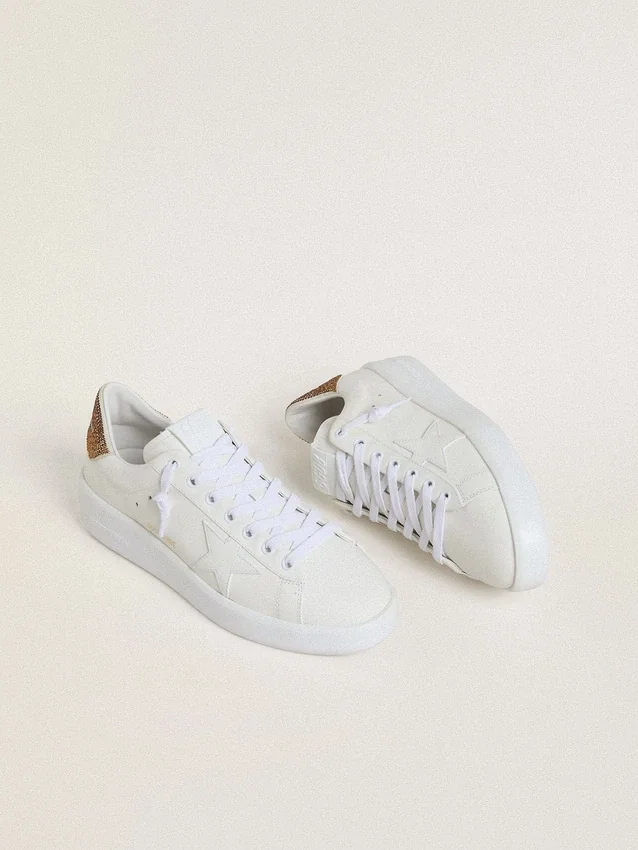 Zapatillas Purestar para mujer con estrella de piel blanca y lengüeta en el talón con cristales marrones