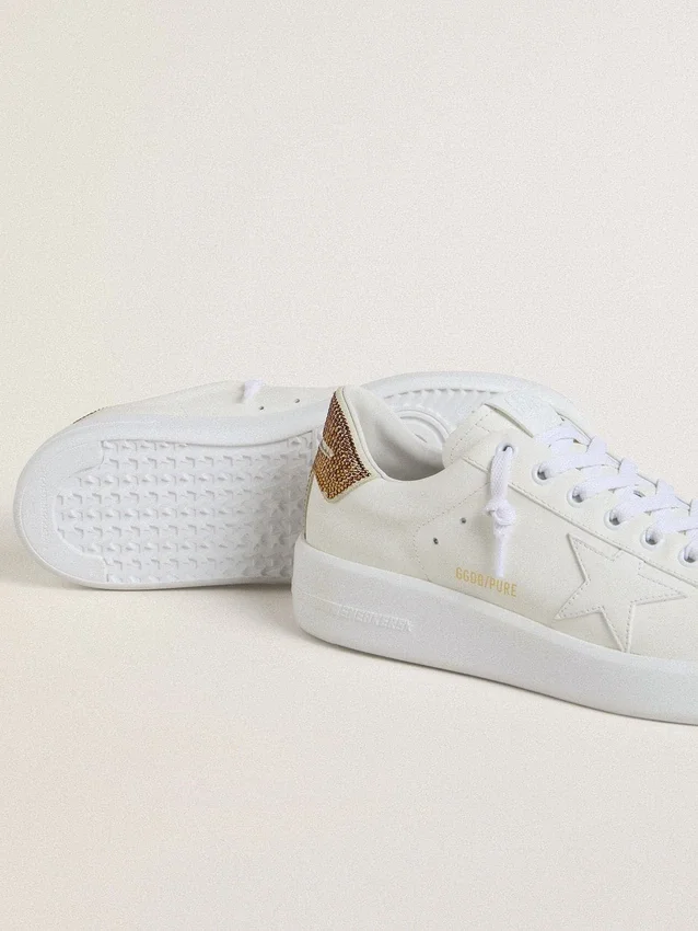Zapatillas Purestar para mujer con estrella de piel blanca y lengüeta en el talón con cristales marrones