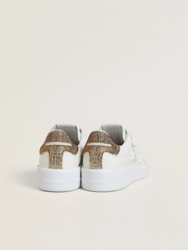 Zapatillas Purestar para mujer con estrella de piel blanca y lengüeta en el talón con cristales marrones