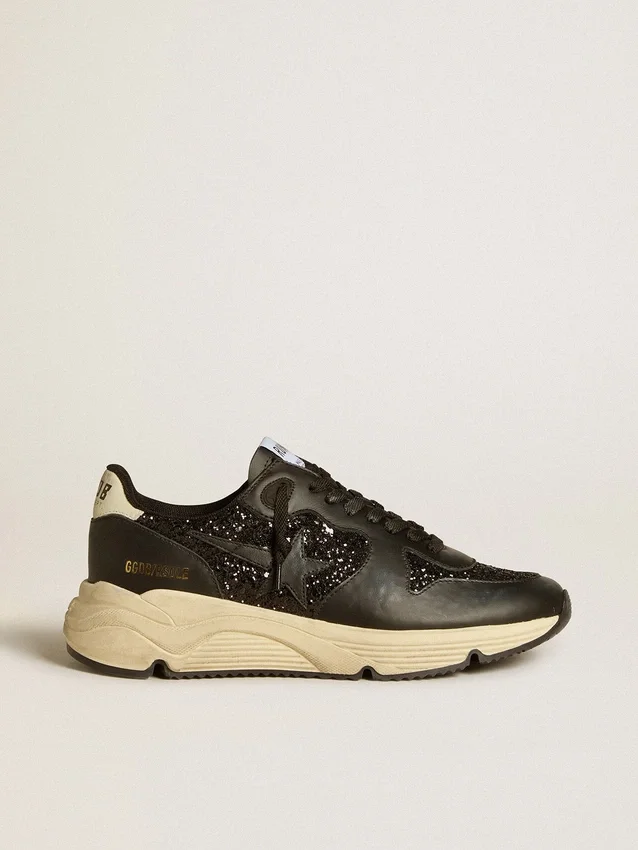 Zapatillas Running Sole para mujer en negro brillante con estrella de piel y lengüeta de talón de nubuck
