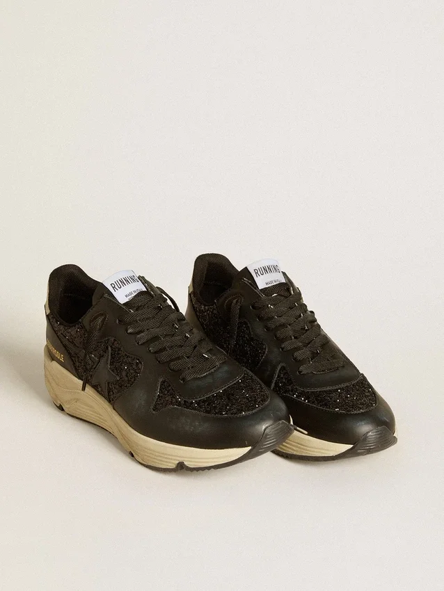 Zapatillas Running Sole para mujer en negro brillante con estrella de piel y lengüeta de talón de nubuck