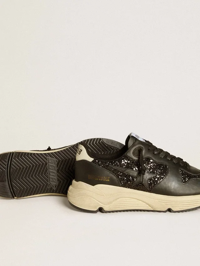 Zapatillas Running Sole para mujer en negro brillante con estrella de piel y lengüeta de talón de nubuck