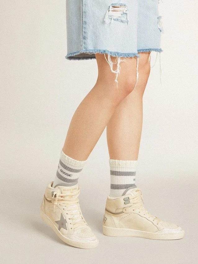 Zapatillas Sky-Star para mujer en piel con estrella de piel azul claro y lengüeta blanca en el talón