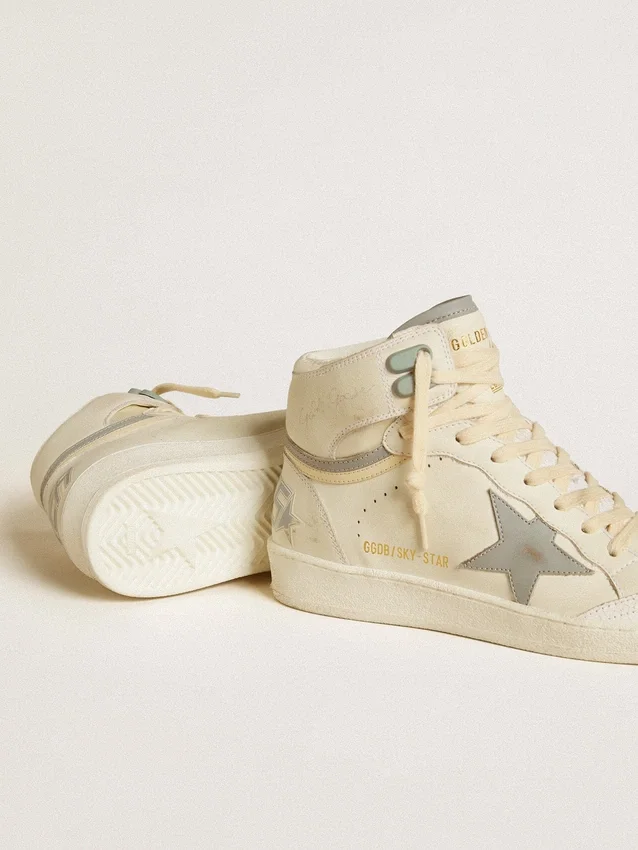 Zapatillas Sky-Star para mujer en piel con estrella de piel azul claro y lengüeta blanca en el talón
