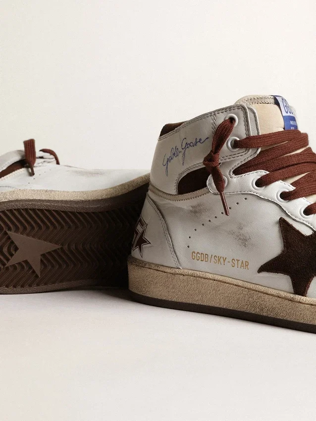 Zapatillas Sky-Star para mujer en piel napa blanca con estrella de ante color chocolate