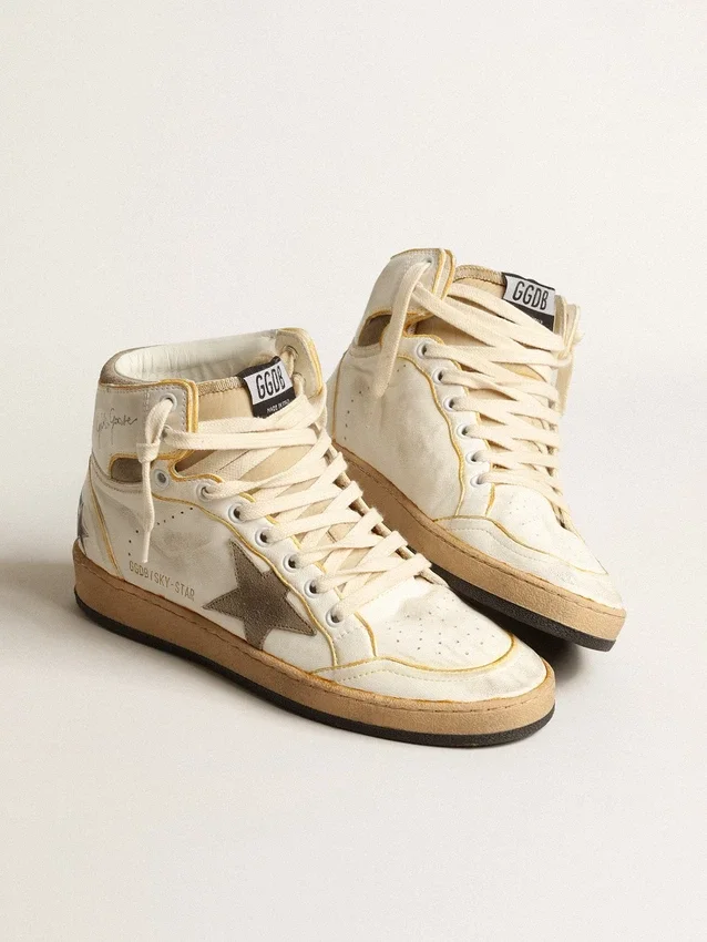 Zapatillas Sky-Star para mujer en piel napa blanca con estrella de ante gris paloma