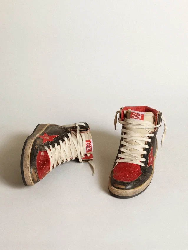 Zapatillas Sky-Star para mujer en piel negra brillante con estrella roja