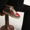 Zapatillas Sky-Star para mujer en piel negra brillante con estrella roja