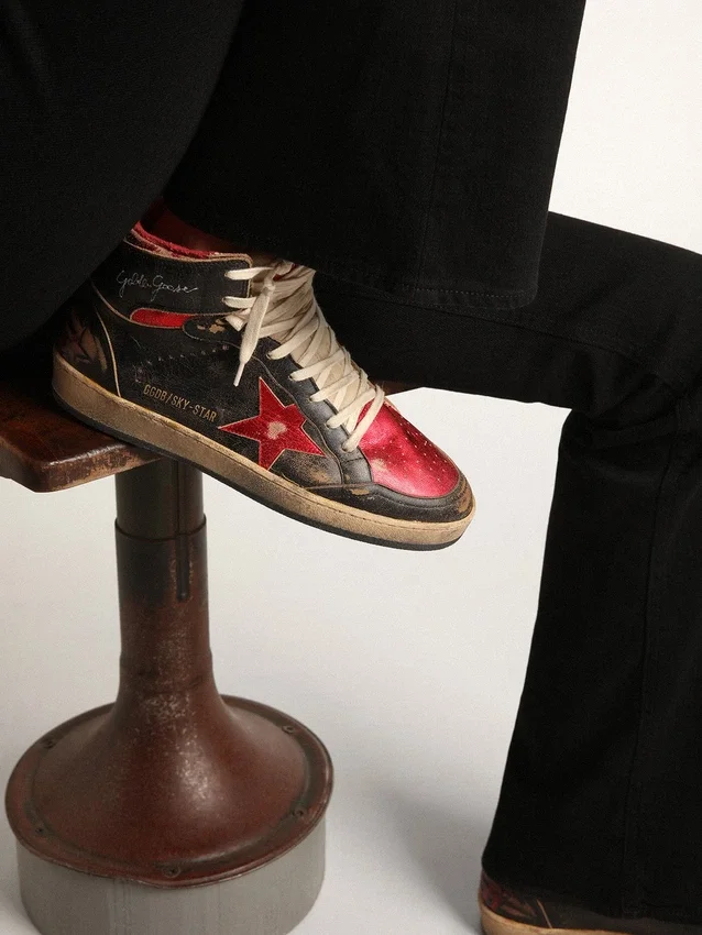 Zapatillas Sky-Star para mujer en piel negra brillante con estrella roja