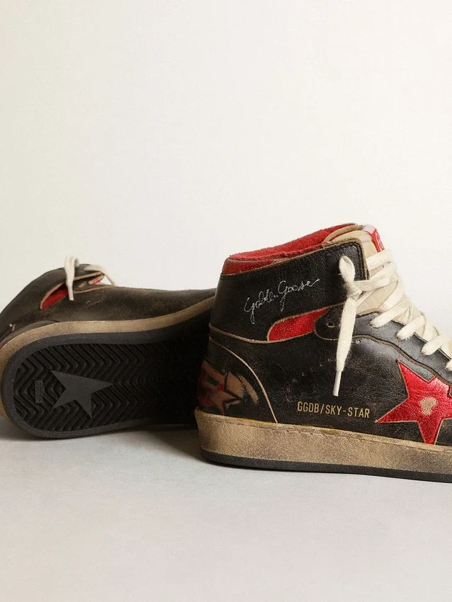 Zapatillas Sky-Star para mujer en piel negra brillante con estrella roja