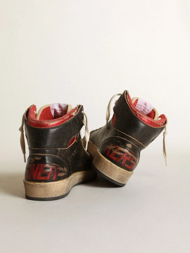 Zapatillas Sky-Star para mujer en piel negra brillante con estrella roja