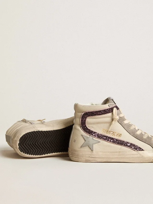 Zapatillas Slide con estrella de piel gris y detalles brillantes en color vino