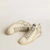 Zapatillas Slide con estrella de piel metalizada plateada y detalle de piel con estrellas