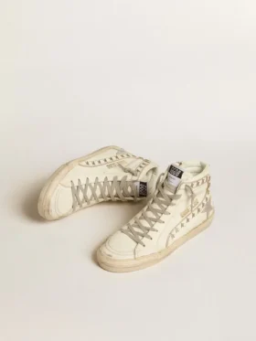 Zapatillas Slide con estrella de piel metalizada plateada y detalle de piel con estrellas