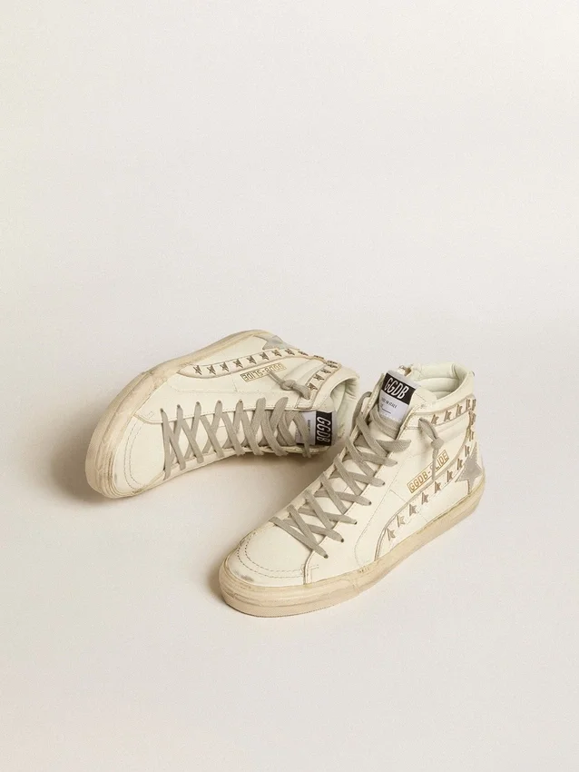 Zapatillas Slide con estrella de piel metalizada plateada y detalle de piel con estrellas