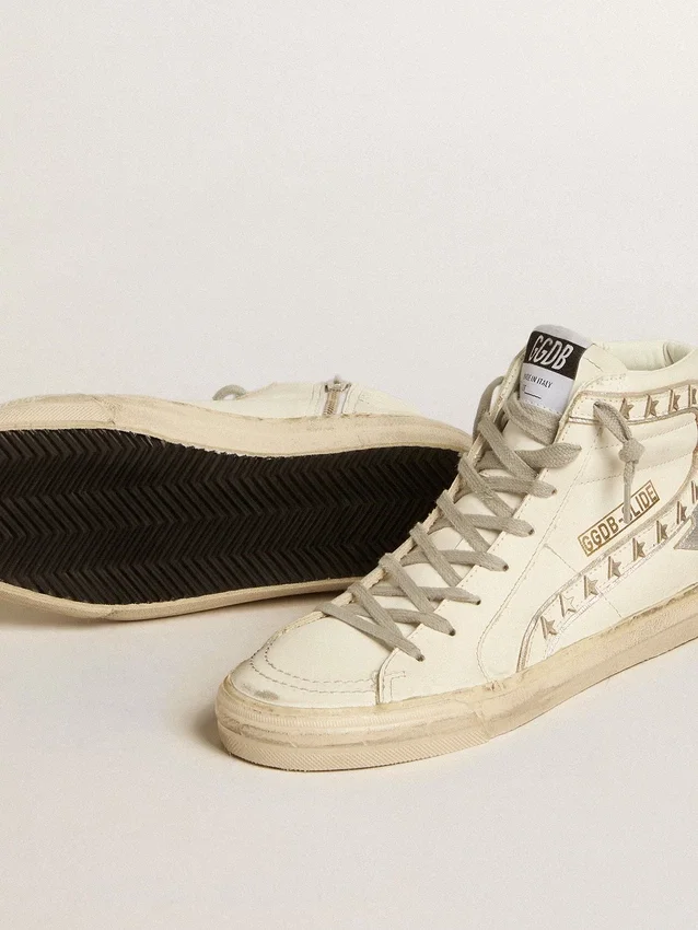 Zapatillas Slide con estrella de piel metalizada plateada y detalle de piel con estrellas