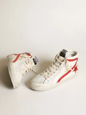 Zapatillas Slide con una estrella de piel laminada roja y detalles brillantes