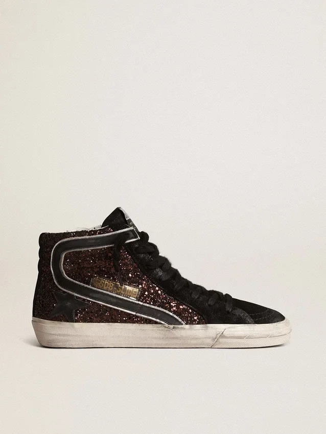 Zapatillas Slide en marrón brillante con estrella de piel negra y detalles brillantes