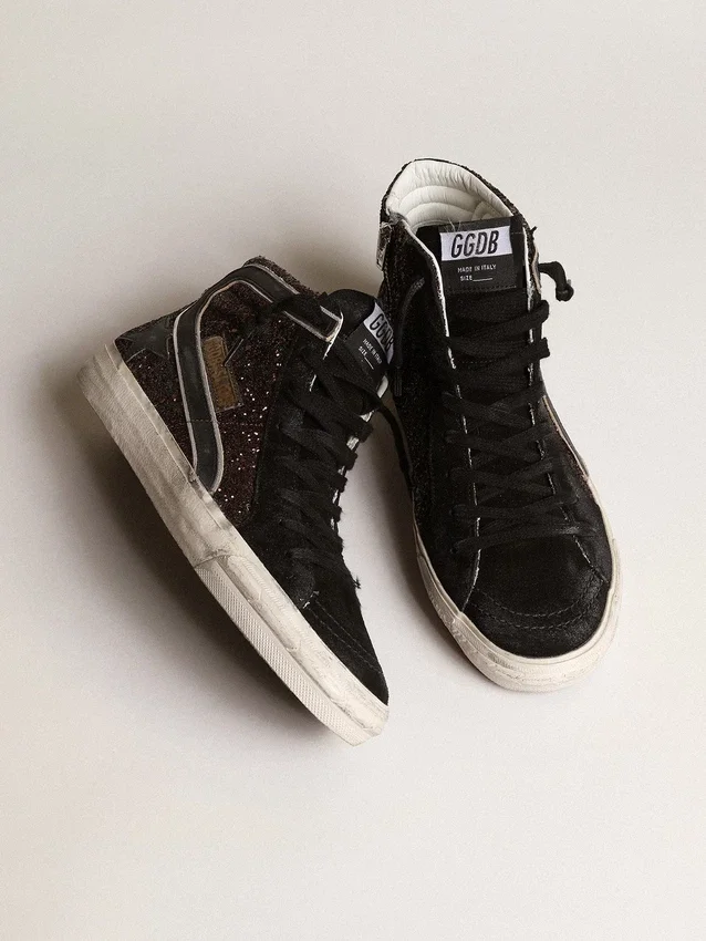 Zapatillas Slide en marrón brillante con estrella de piel negra y detalles brillantes