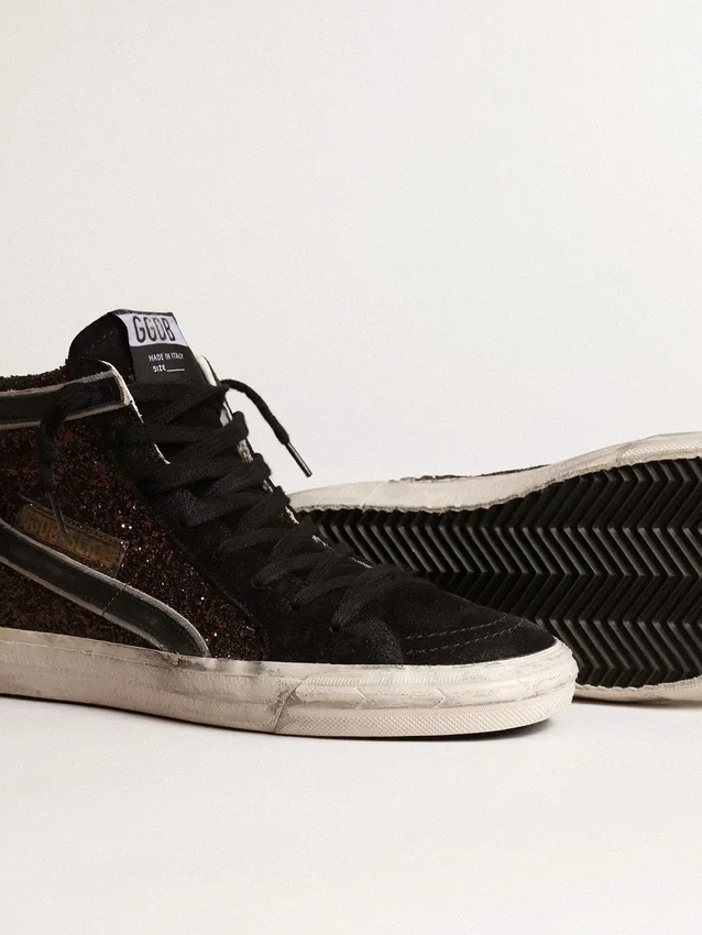 Zapatillas Slide en marrón brillante con estrella de piel negra y detalles brillantes