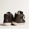 Zapatillas Slide en marrón brillante con estrella de piel negra y detalles brillantes