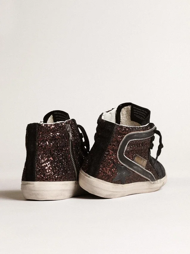 Zapatillas Slide en marrón brillante con estrella de piel negra y detalles brillantes