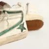Zapatillas Slide en napa beige con estrella y rayo de cuero laminado verde