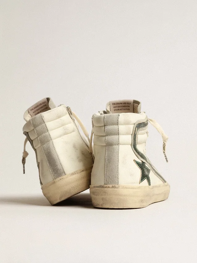 Zapatillas Slide en napa beige con estrella y rayo de cuero laminado verde