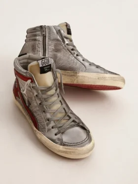 Zapatillas Slide para mujer con parte superior de piel metalizada plateada y detalle de piel metalizada roja