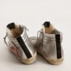 Zapatillas Slide para mujer con parte superior de piel metalizada plateada y detalle de piel metalizada roja