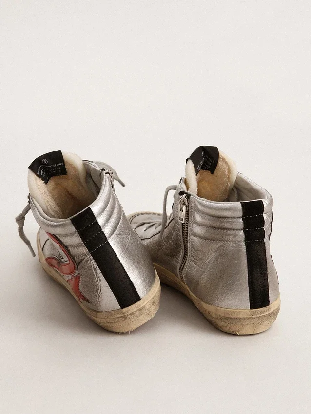 Zapatillas Slide para mujer con parte superior de piel metalizada plateada y detalle de piel metalizada roja